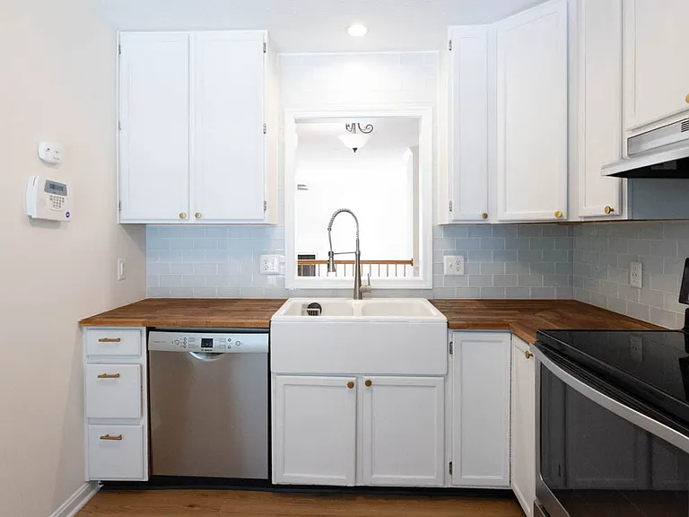 405 Lakeview Ct — Photo 3