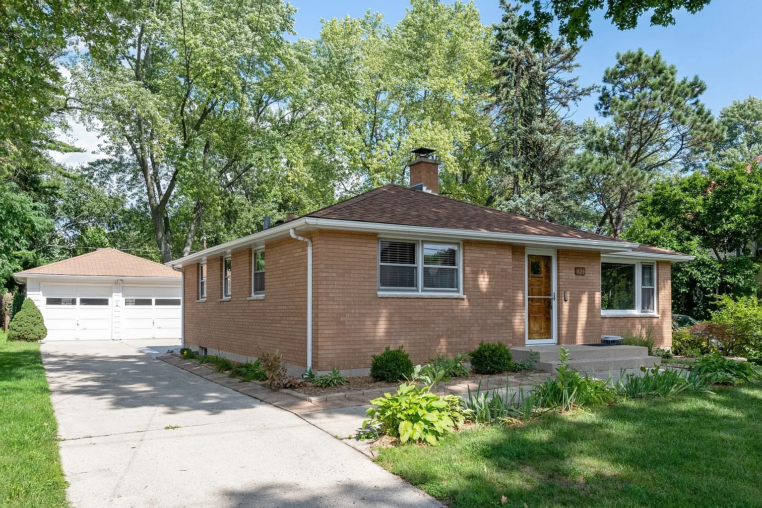 626 Lillie St photo 1