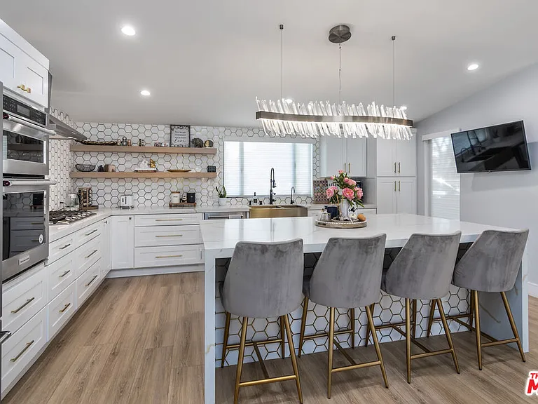 4821 Heaven Ave — Photo 3