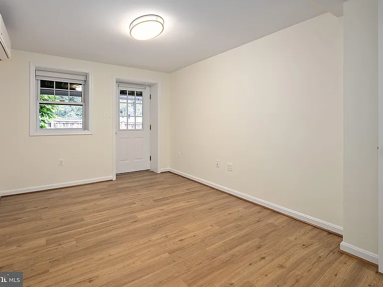 2542 N Wakefield St — Photo 47