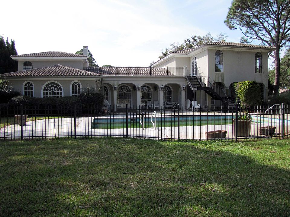 1st image of 9 Country Club Dr E