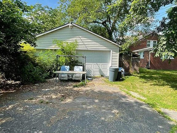 5th image of 407 E Poplar St