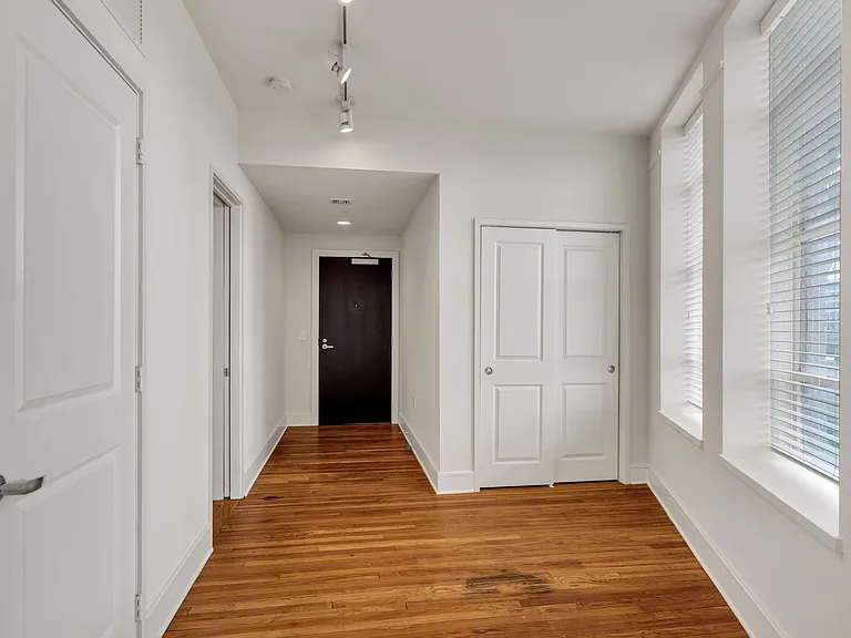 The Howard Luxury Apartments — Photo 35
