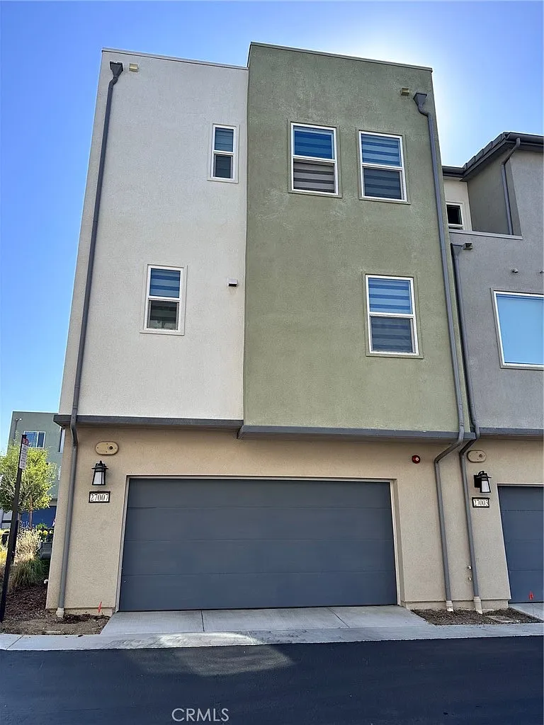 3 bed, 1840 sqft, $4,095 — Photo 2