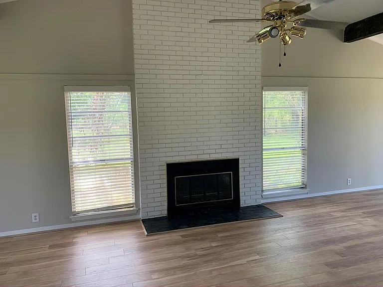 29229 Sheffield Rd — Photo 4