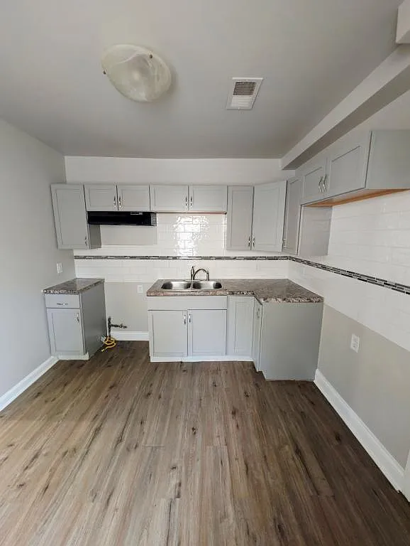 2524 Cass St — Photo 4