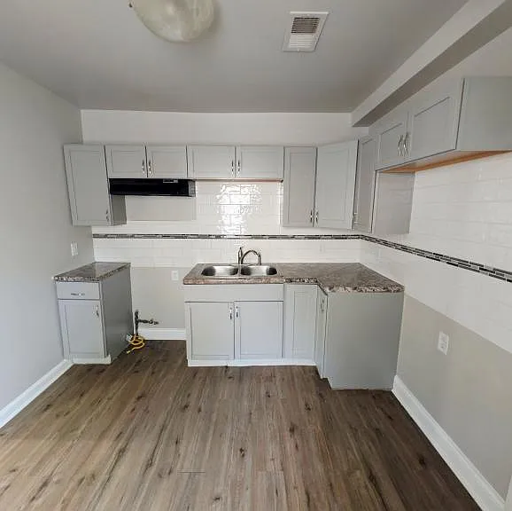 2524 Cass St — Photo 4
