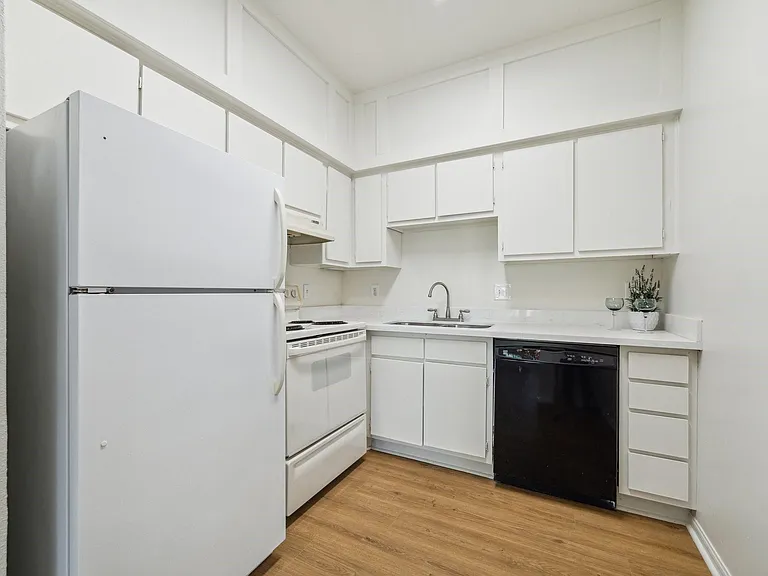 2100 Tanglewilde St #514 — Photo 7
