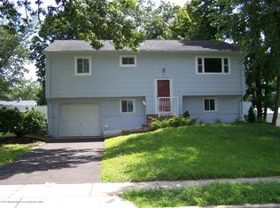 10 Arlington Dr, Howell, NJ