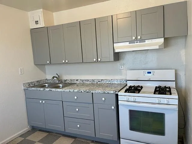 2 bed, 700 sqft, $890 — Photo 2