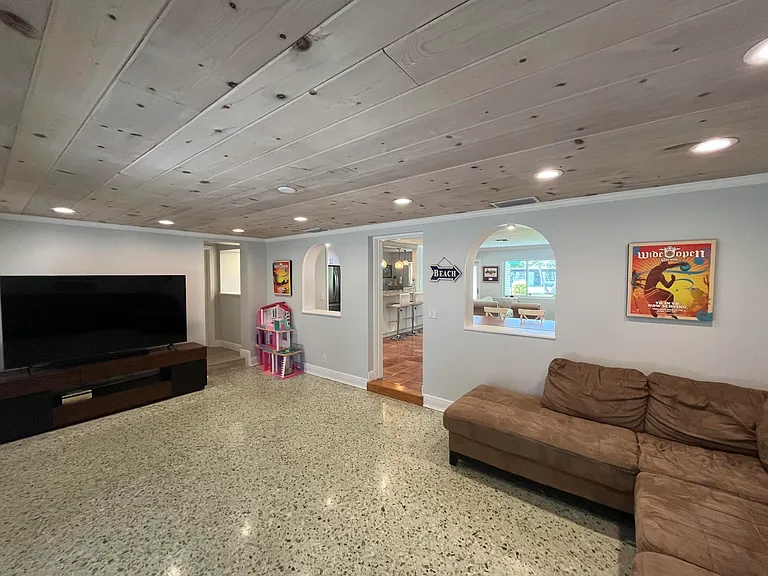 620 NE 9th Ave — Photo 38