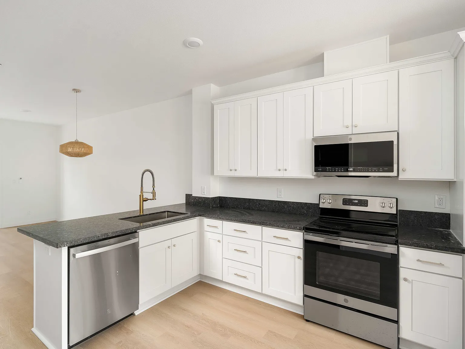 2 bed, 2.5 bath, 1300 sqft, $2,400 — Photo 3