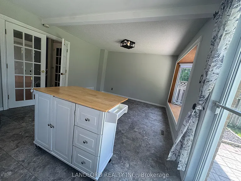 833 Laurier Ave — Photo 17
