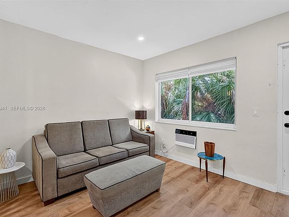 4th image of 428 Collins Ave APT 10