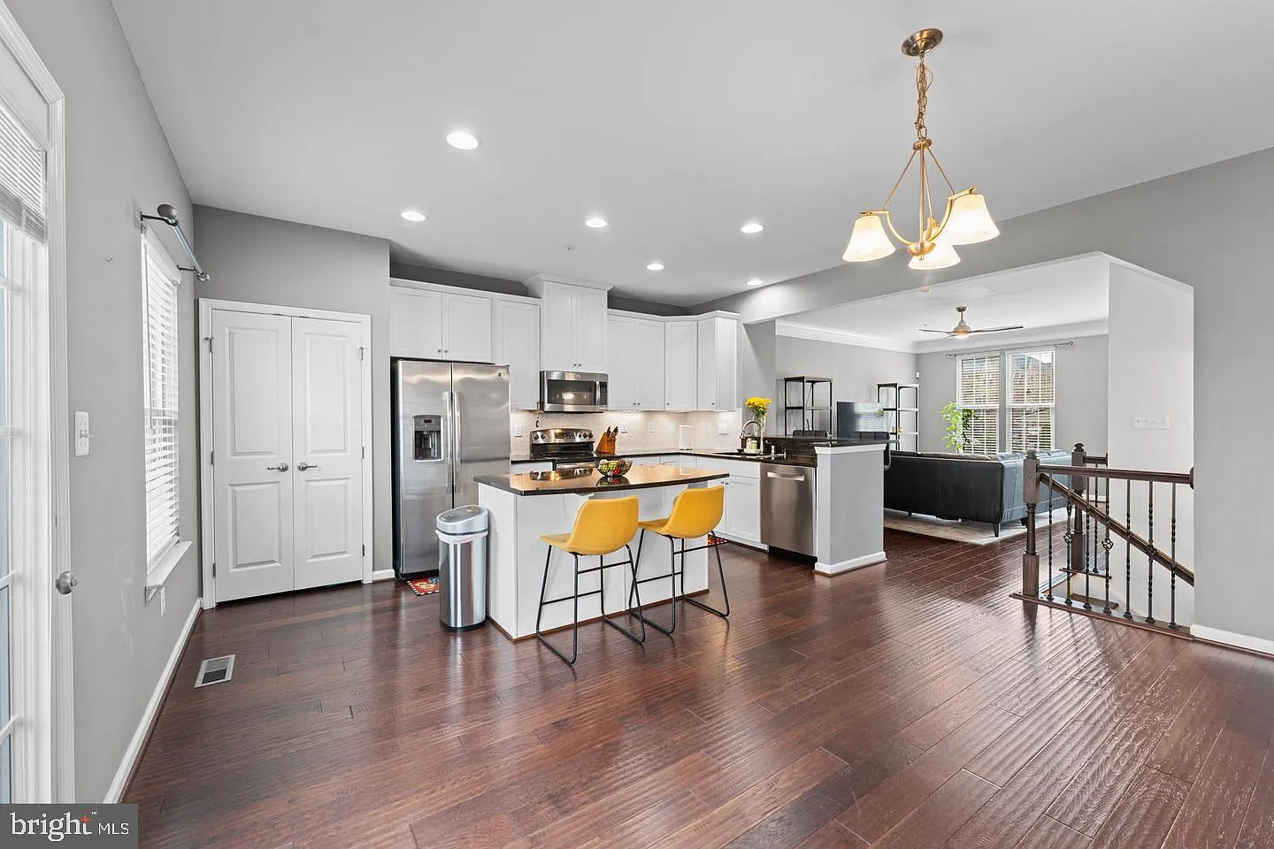 4 bed, 3.5 bath, 2472 sqft, $3,200 — Photo 2