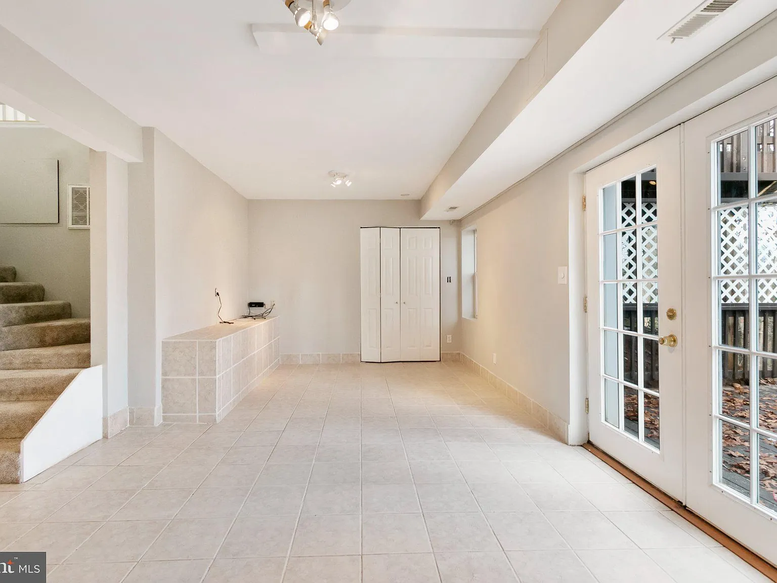 4 bed, 3.0 bath, 1001 sqft, $3,250 — Photo 3