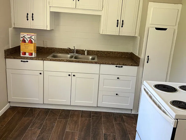 1021 Holly Ln — Photo 4