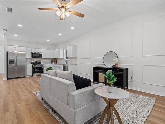 5th image of 219 Townsend Ave