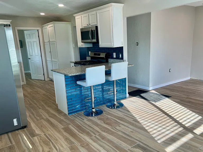 915 Iron Ave SW — Photo 3