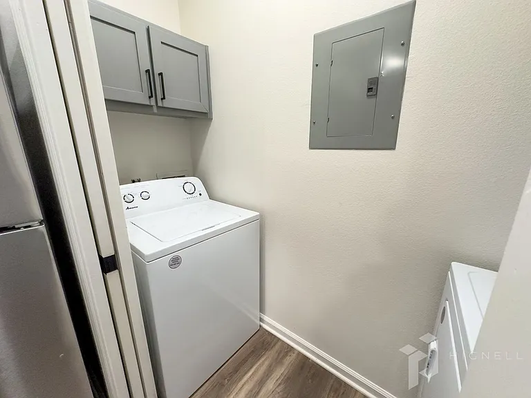 Sterling Oaks Luxury Apartments — Photo 49