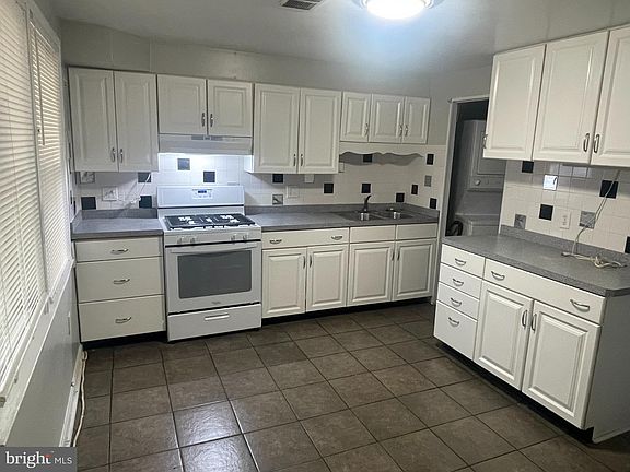 5th image of 2836 Hinsdale Dr