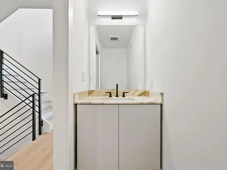 706 Latona St #J — Photo 15