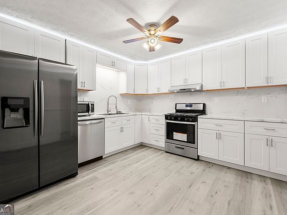 4th image of 104 Park Pl