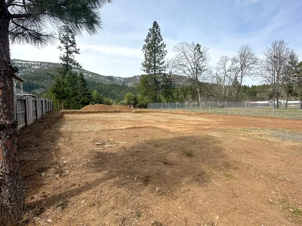 122 Cabernet Cir, Cave Junction, OR 97523