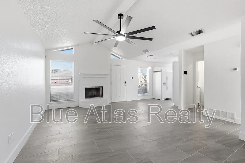 3 bed, 2.0 bath, 1028 sqft, $1,815 — Photo 3