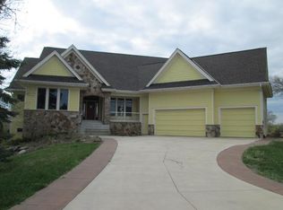 1018 Schooner Way, Woodbury, MN 55125