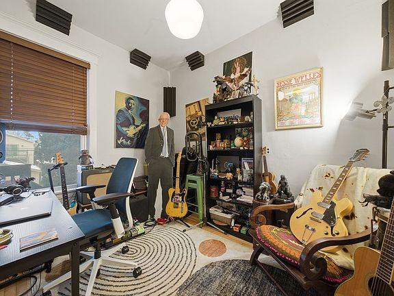 5th image of 2421 N Washtenaw Ave #2