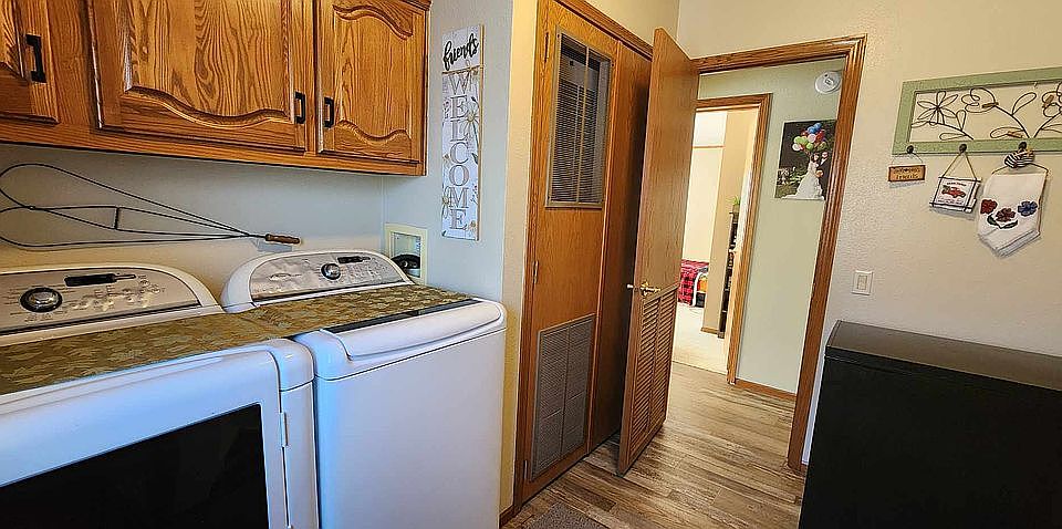 Entry way with laundry 1/2