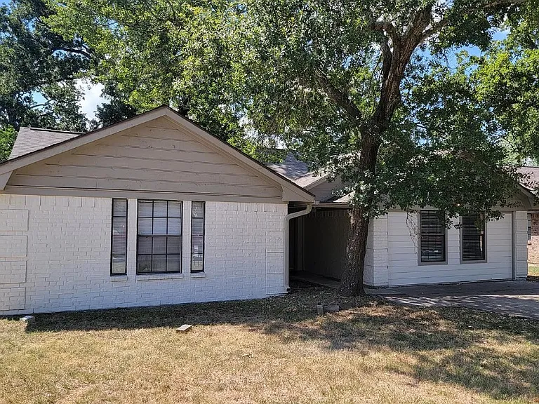 1100 Hardwood Ln — Photo 1