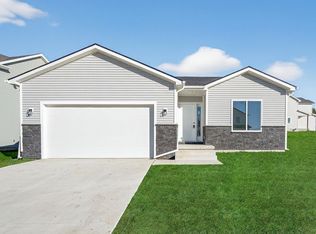 4397 Honey Bee Rdg, Des Moines, IA 50317