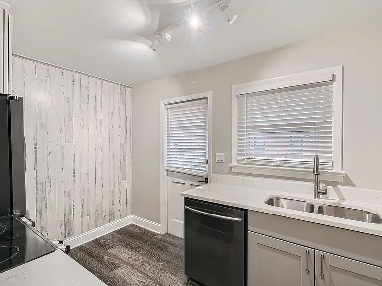 Roswell Rd NW — Photo 8