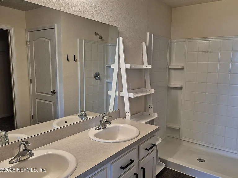 2537 Oak Stream Dr — Photo 8