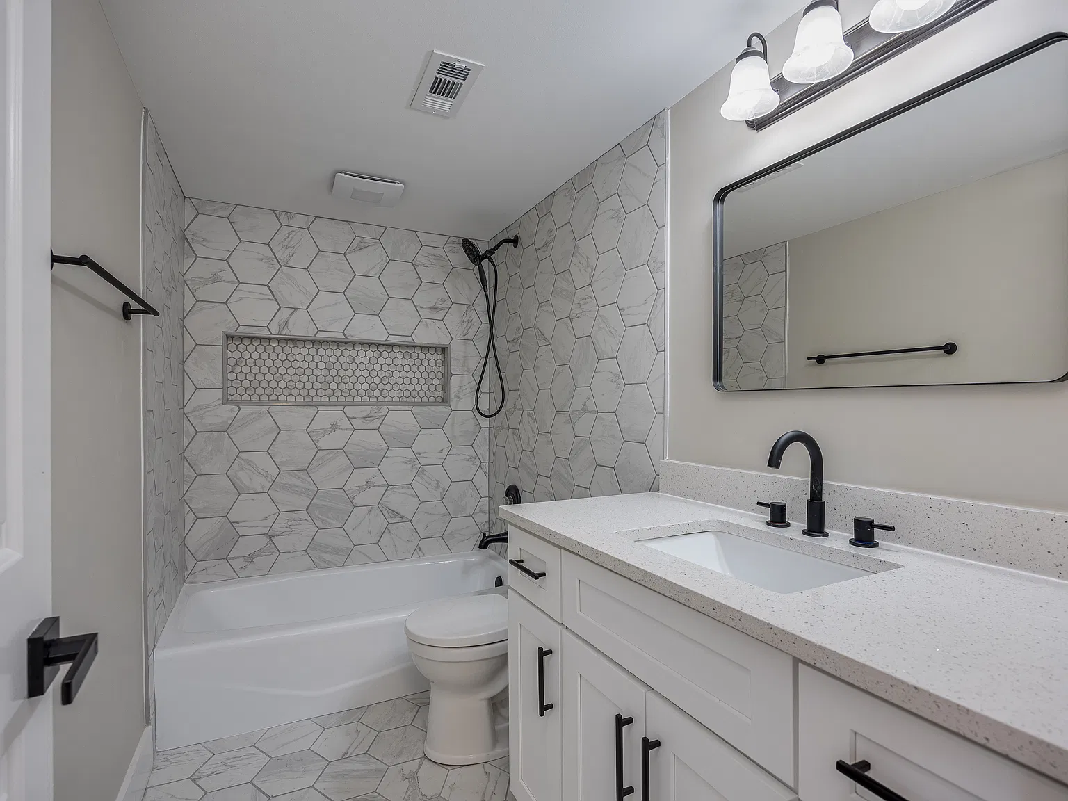 2 bed, 992 sqft, $1,695 — Photo 2
