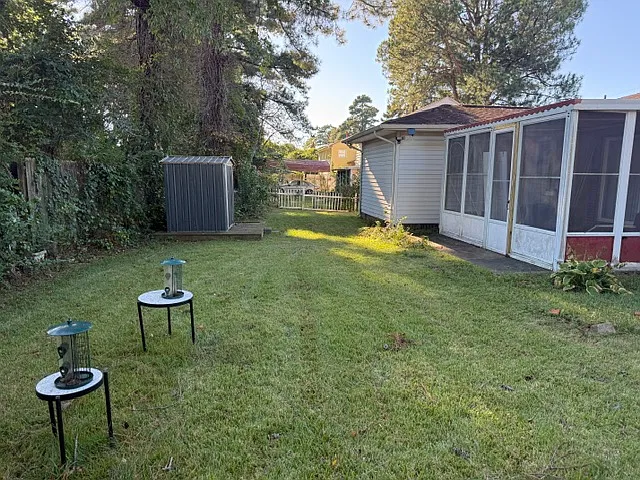 3 bed, 1.5 bath, 1600 sqft, $2,400 — Photo 2