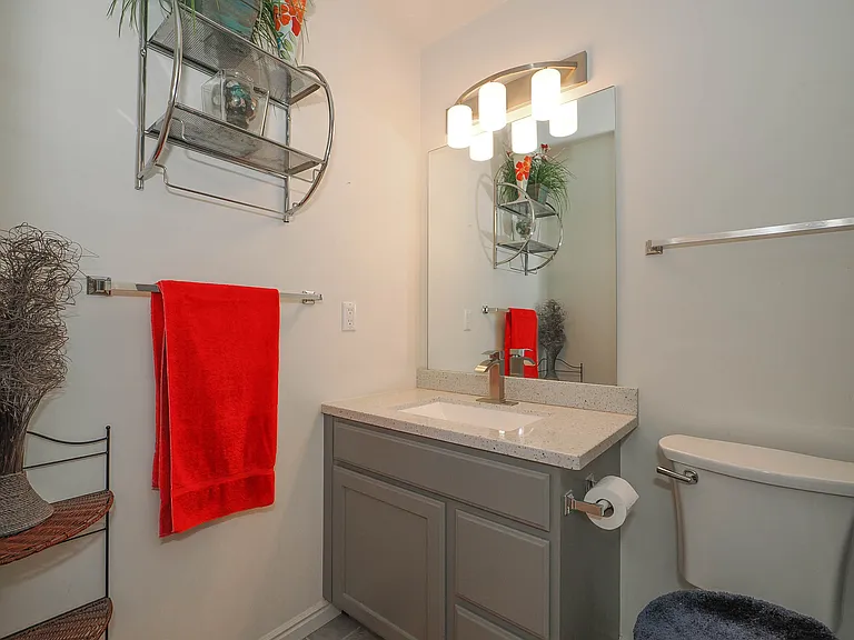 274 E Millpoint Pl — Photo 14
