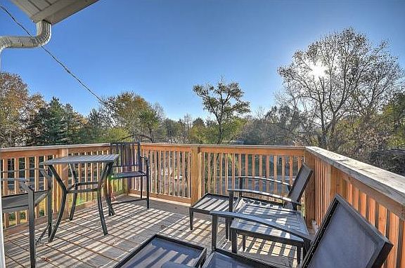 4th image of 138 E Park Dr