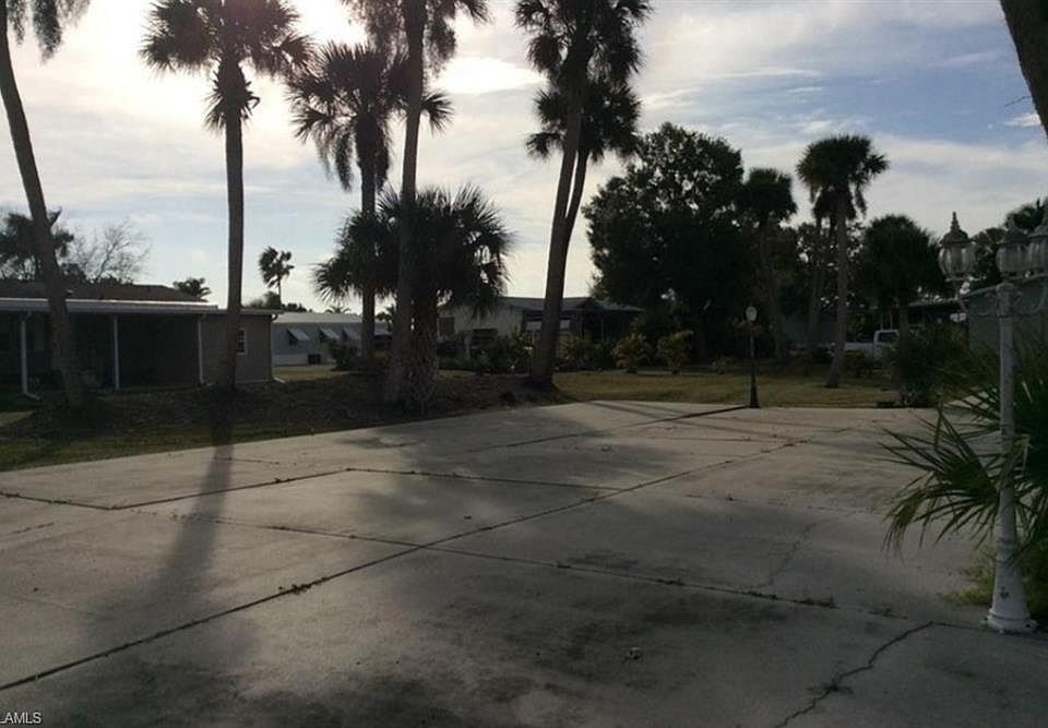 2nd image of 810 Yacht Club Way