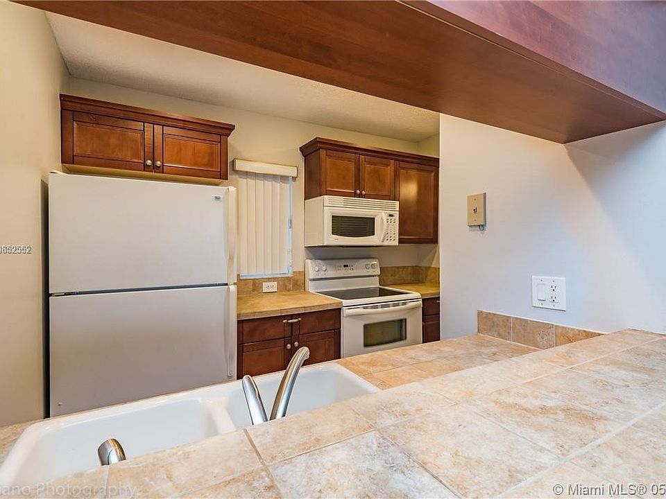 1st image of 923 Twin Lakes Dr #3-K