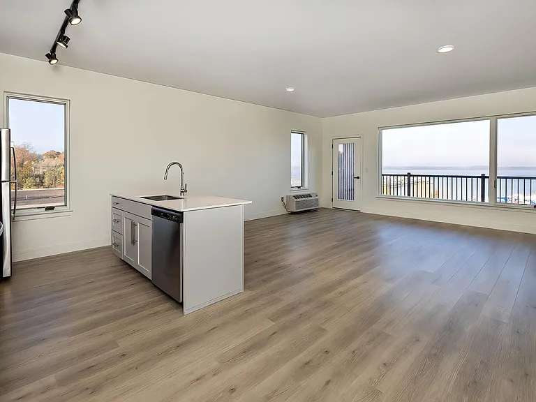 Lakehouse Luxury Apartments — Photo 6