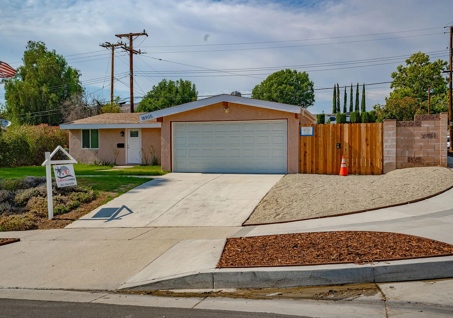 Single Story Home in Canyon Country! — Photo 1