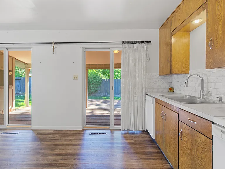 2044 Sunrise Cir — Photo 18