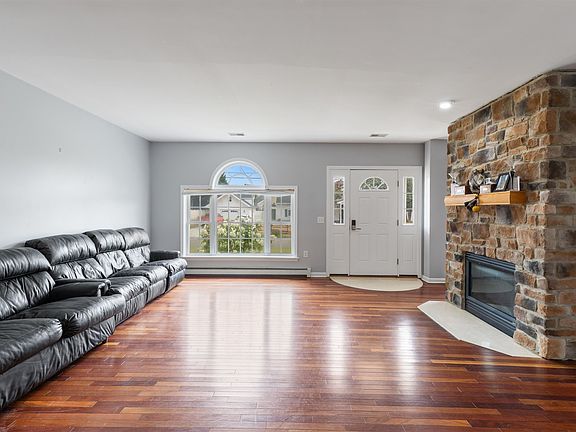 4th image of 26 Marlyn Dr