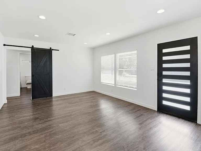 17055 Gault St #17055 — Photo 13