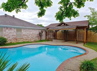 910 Fish Creek Dr, Arlington, TX 76018