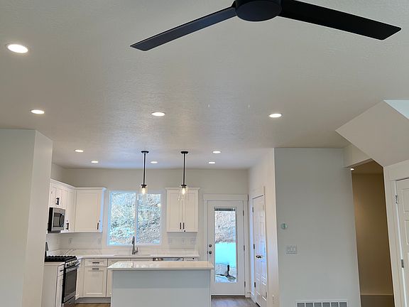 4th image of 1030 W Mountain Hollow Way N #1