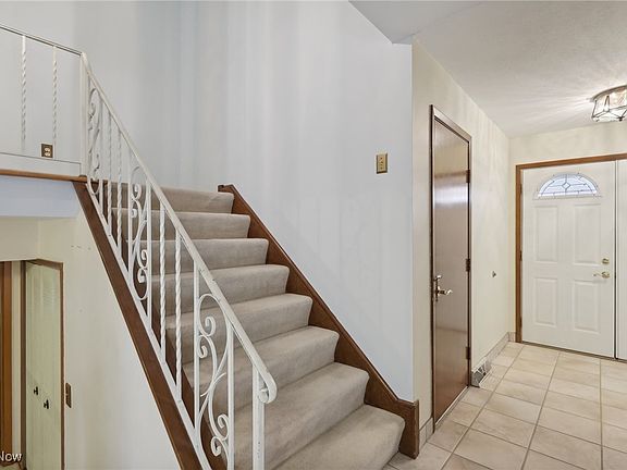 5th image of 368 Balmoral Dr